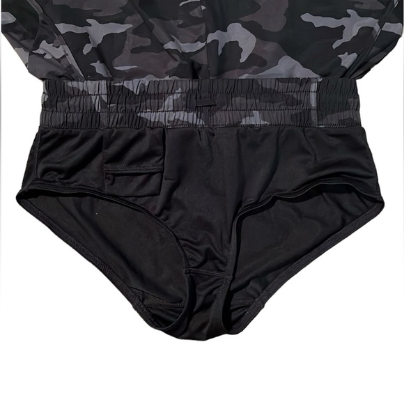 Athleta Mesh Racer Run Mid Rise Shorts - Picture 6 of 8